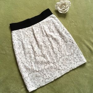 H&M WHITE LACE FLORAL BODYCON SKIRT